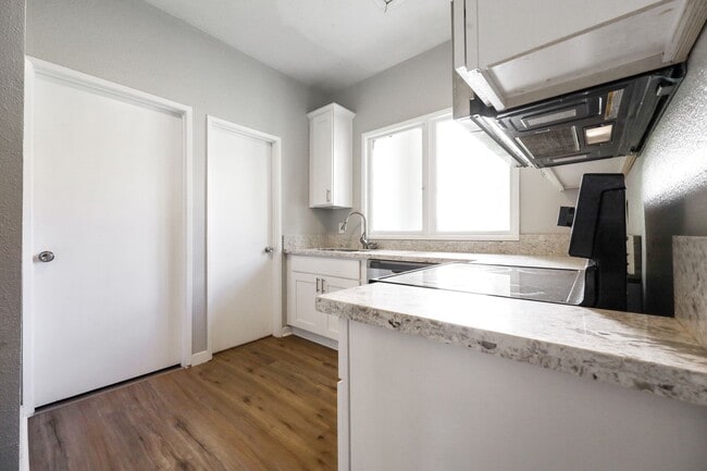 Building Photo - Victorian-style apartment available in the serene SW Hills