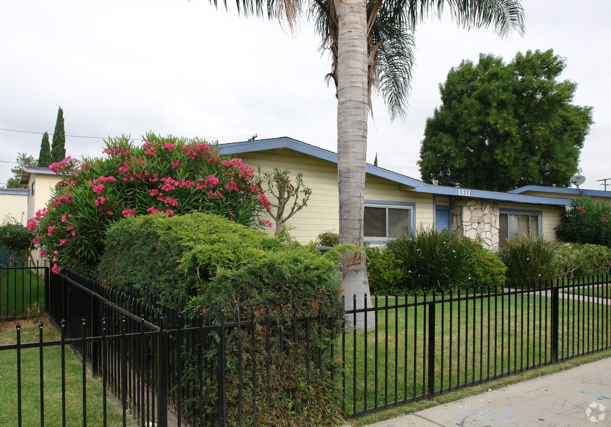 Primary Photo - 1333 N Grove Ave