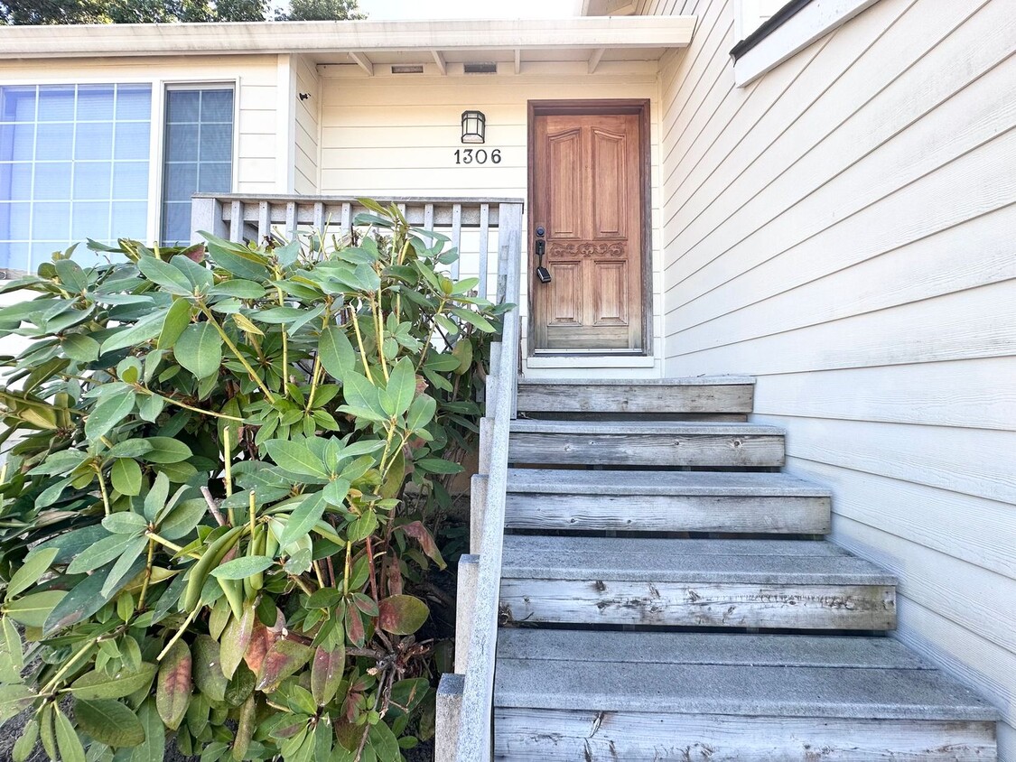 Primary Photo - 3 Bed 2.5 Bath 3 Level Home w/ Furnished B...