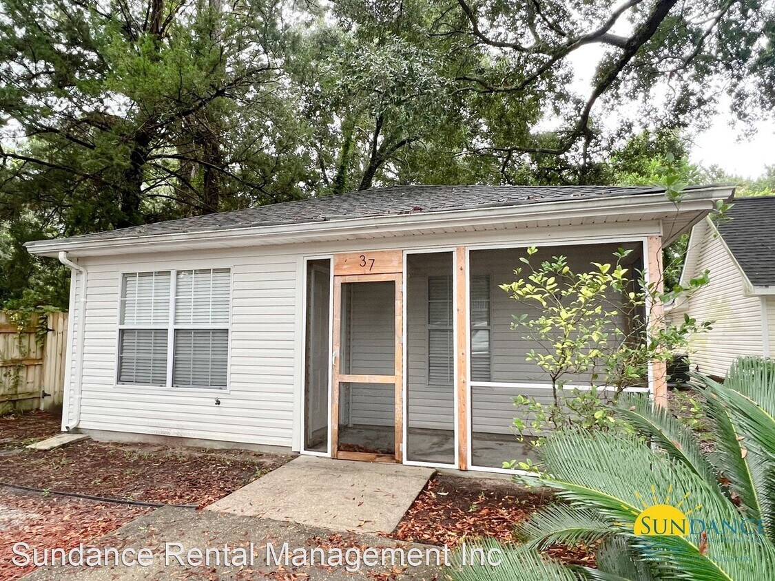 2 br, 1 bath House 37 Park Circle SE House Rental in Fort Walton