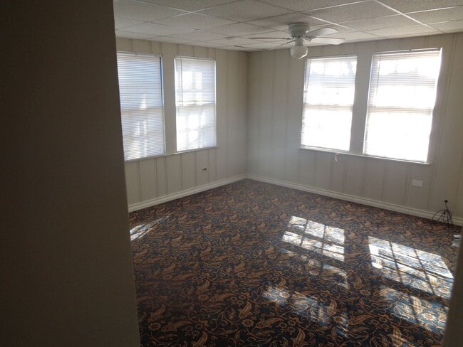 Building Photo - Nice and Spacious