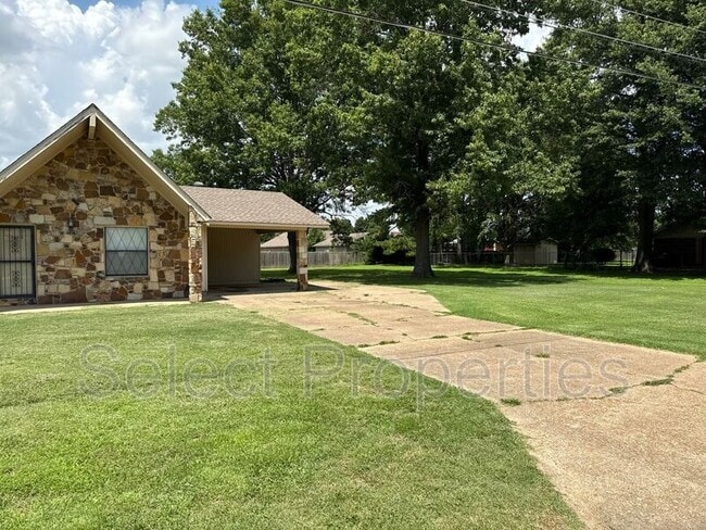 Building Photo - 220 Ada Dr