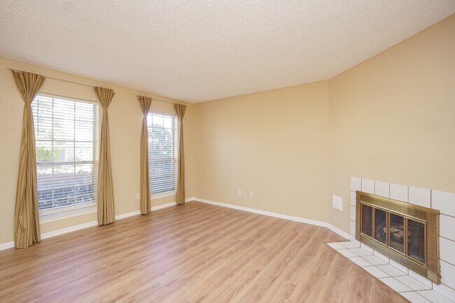 Foto del edificio - 2808 Grants Lake Blvd
