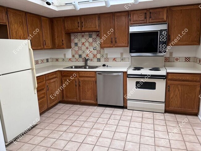 Building Photo - 5810 E Chiricahua Trl