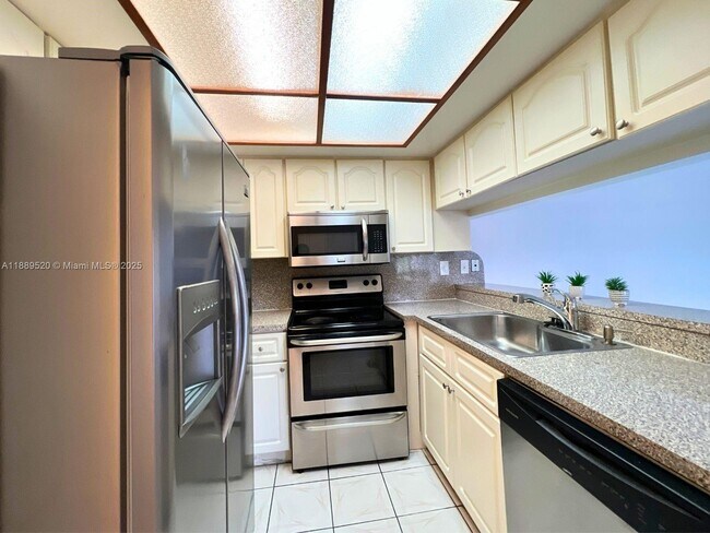 Building Photo - 8811 SW 123rd Ct