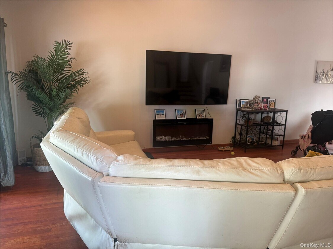 Building Photo - 11 Syosset Cir