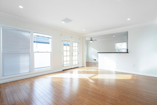 Building Photo - 10219 Sophia Ave