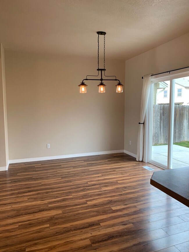 Building Photo - Beautiful 3 bedroom 2.5 bath home with hug...