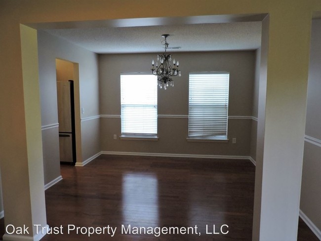 Building Photo - 5053 Thornton Dr