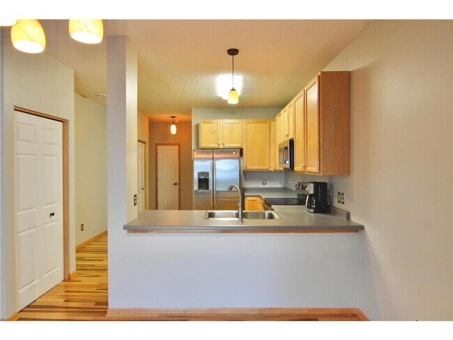 Building Photo - End Unit 3 Bed Townhouse- Available Now!