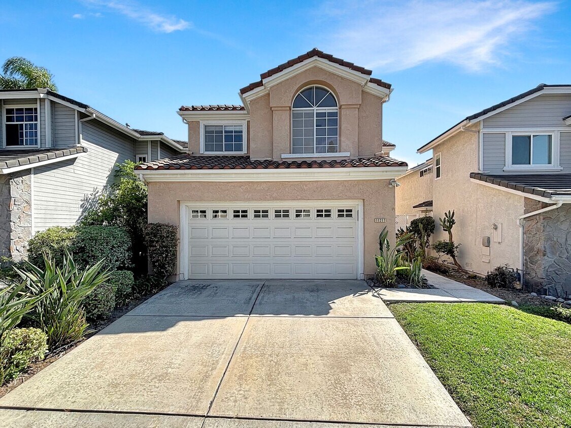 Primary Photo - Beautiful 5BD/3BA 2-Story House in Tierras...