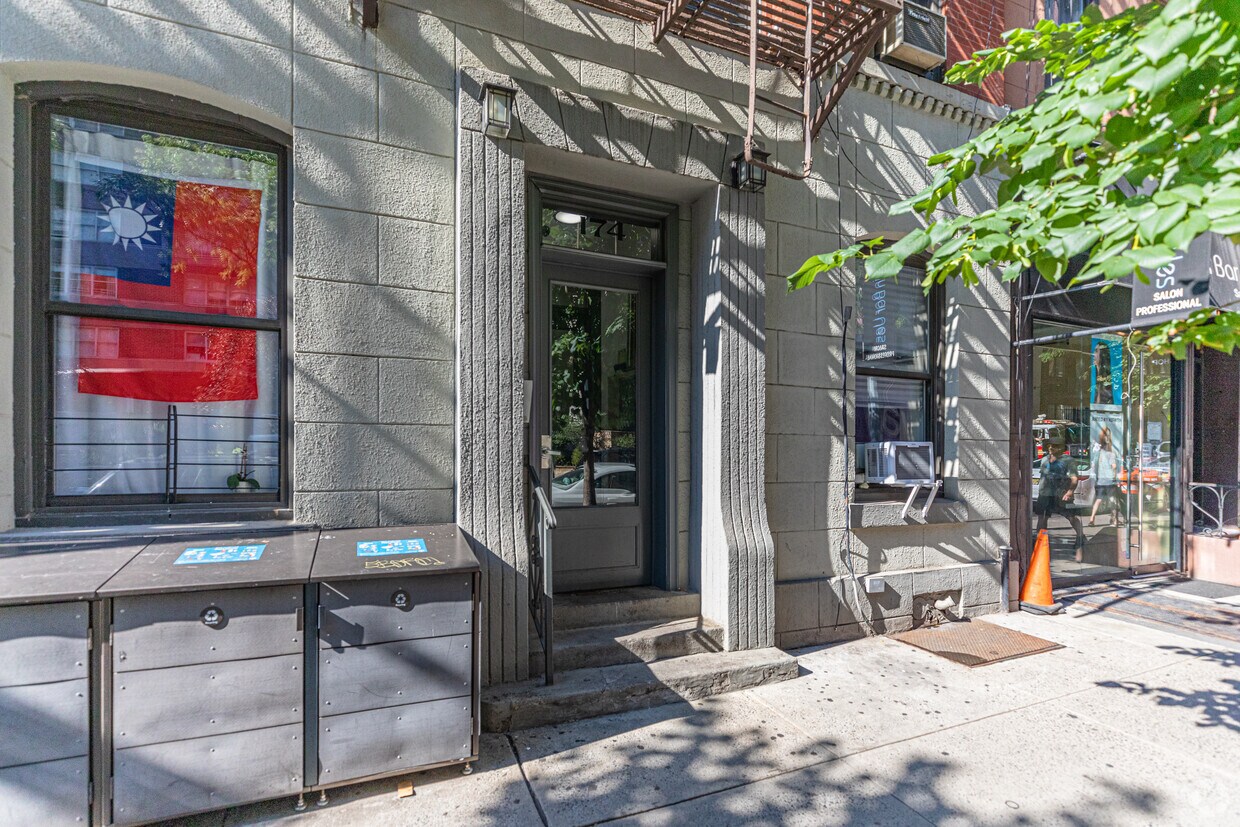 Building Photo - 174 E 85th St