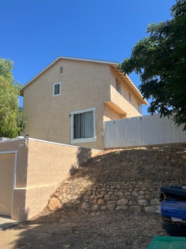 Building Photo - Spacious 4-Bedroom home centrally located ...