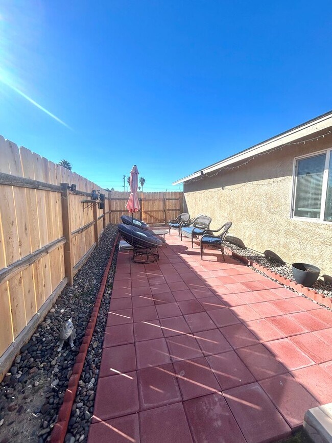 Building Photo - Gorgeous 3 Bedroom 2 Bathroom Home with Solar