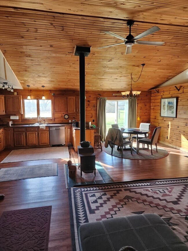 Building Photo - 8894 Hills Rd 3 Bedroom 1 Bath Single Fami...