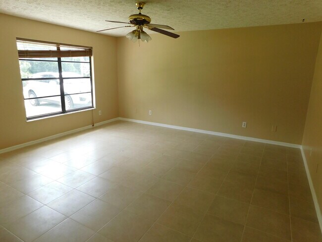 Foto del edificio - 5403 Eastwood Dr