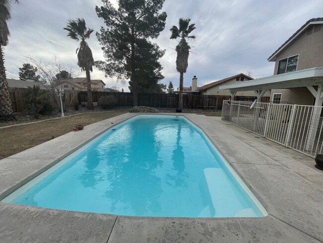 Building Photo - Refurbished 4 Bedroom,2.5 baths, Two Story...