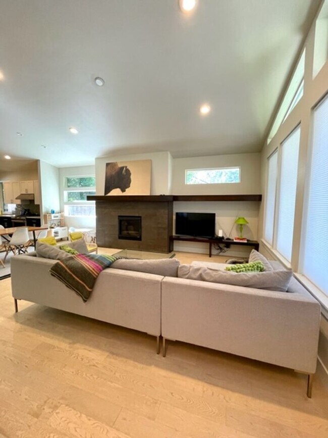 Building Photo - Westside 3 Bedroom Beauty with Fenced back...