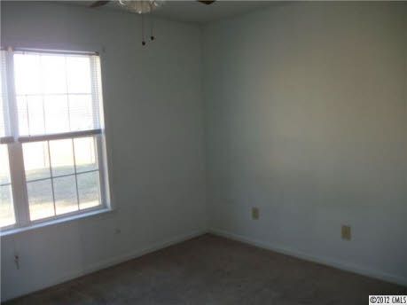 Building Photo - 303 Pine Ave