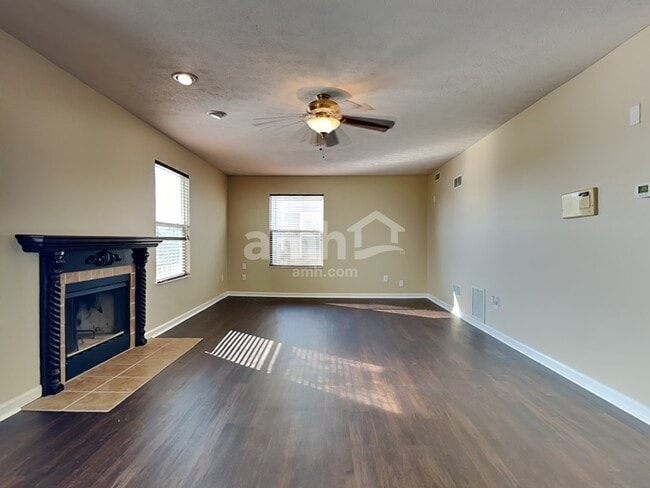 Foto del edificio - 3207 Creekshore Dr