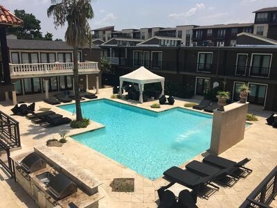 Foto del edificio - 5930 Sandhurst Ln