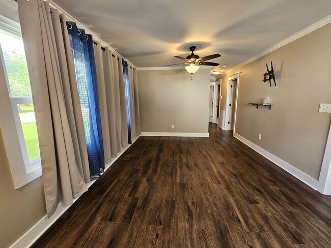 Foto del edificio - Well Maintained 3 Bedroom Home In The City