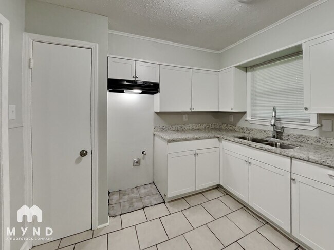 Foto del edificio - 4185 Yale Rd