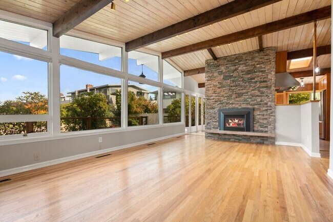 Building Photo - Immaculate AIR CONDITIONED Pacific Northwe...