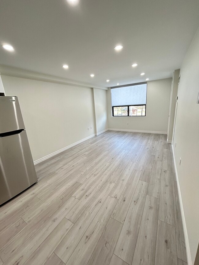 Building Photo - Beautiful 1 Bedroom Across From Gage Park on Main Floor
