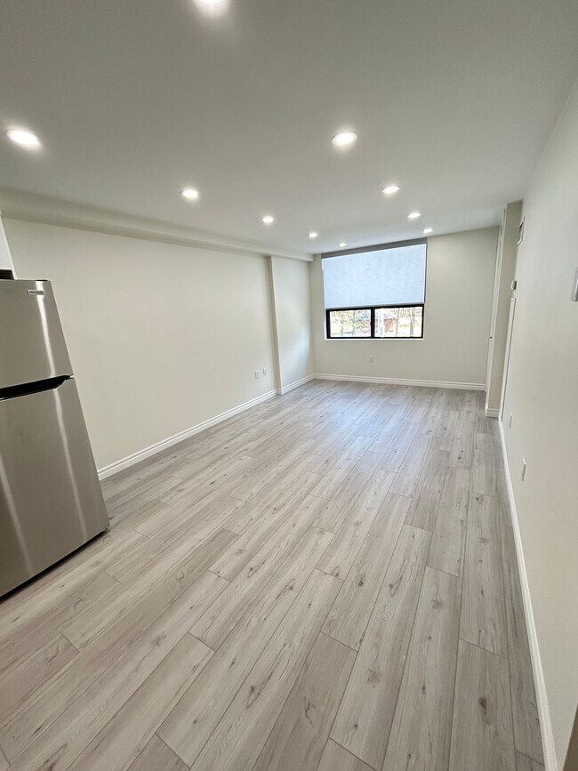 Photo du bâtiment - Beautiful 1 Bedroom Across From Gage Park on Main Floor