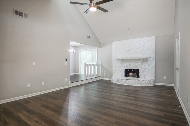Foto del edificio - 3137 Glen Hollow Dr