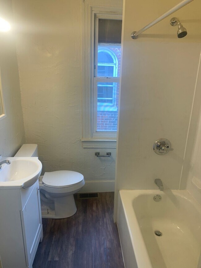 Foto del edificio - 3 Bedroom Apartment 2nd/3rd Floor-West End...