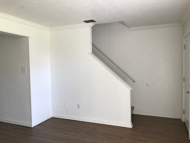 Building Photo - 2BR/1.5BA River Oaks townhome for lease by...