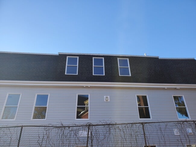 Building Photo - 11 Mars St