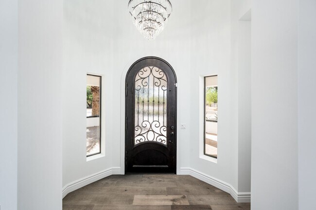 Building Photo - Stunning Luxury Home in Paradise Valley!