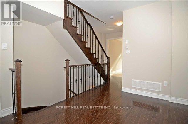 Photo du bâtiment - 1331 Major MacKenzie Dr W