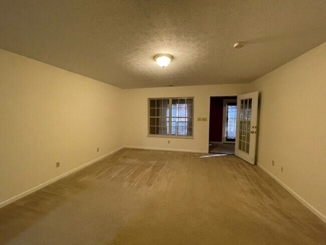 Building Photo - PRICE IMPROVEMENT!!  BEAUTIFUL 2 BEDROOM C...