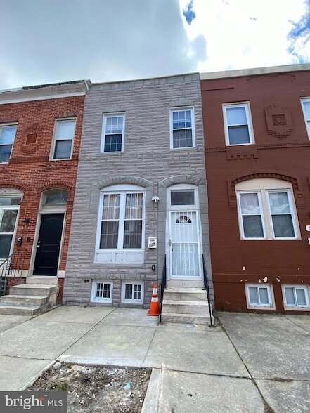 Building Photo - 325 E 21st St