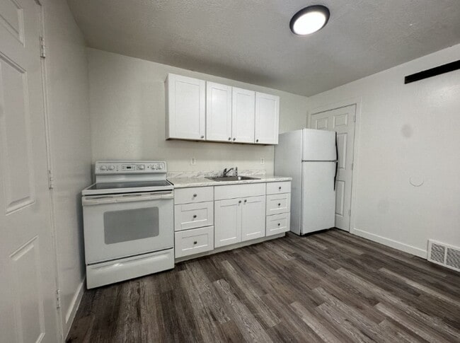 Building Photo - 2515 S Parkcrest Dr