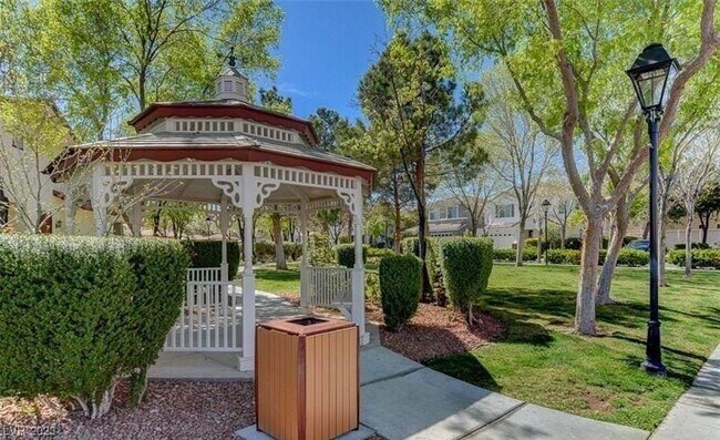 Foto del edificio - 8345 Hunter Brook St