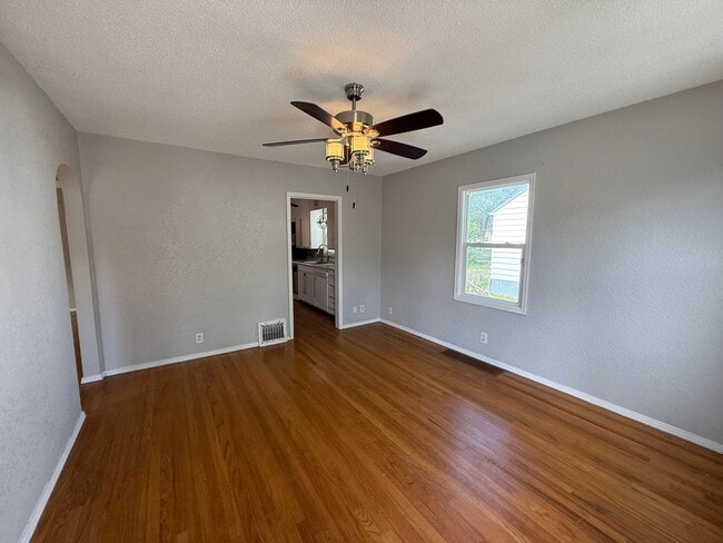 Foto del edificio - Three Bedroom, Two Bathroom Home! One car garage!