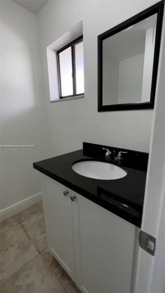 Foto del edificio - 8015 SW 107th Ave