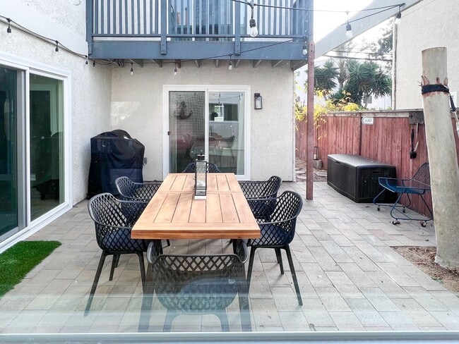 Building Photo - 3BR/2BA Remodeled Condo – 1 Block from the...