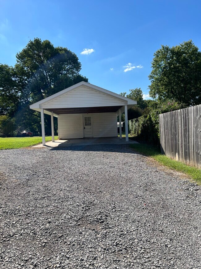 Building Photo - 621 Kingwood Dr