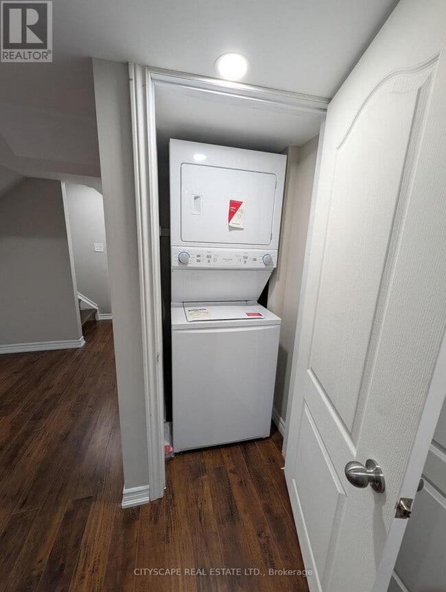 Building Photo - 90 Maddybeth Crescent