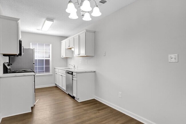 Building Photo - Renovated 3 Bed, 2 Bath Townhome in Gated ...