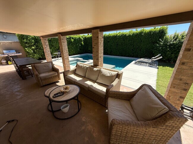 Foto del edificio - 8021 E Oak St