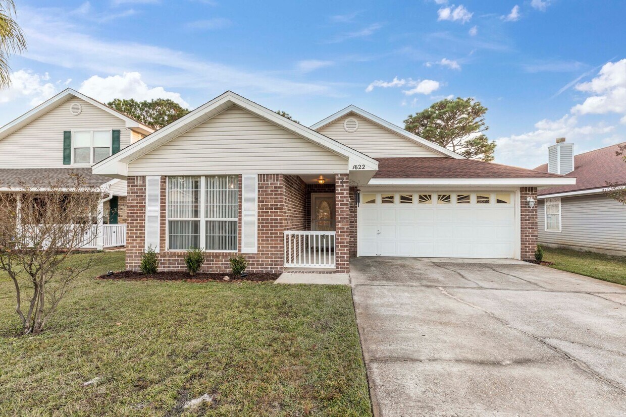 Primary Photo - AVAILABLE NOW!! 3/2 right beside Hurlburt ...