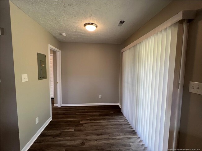 Building Photo - 1437 Ireland Dr