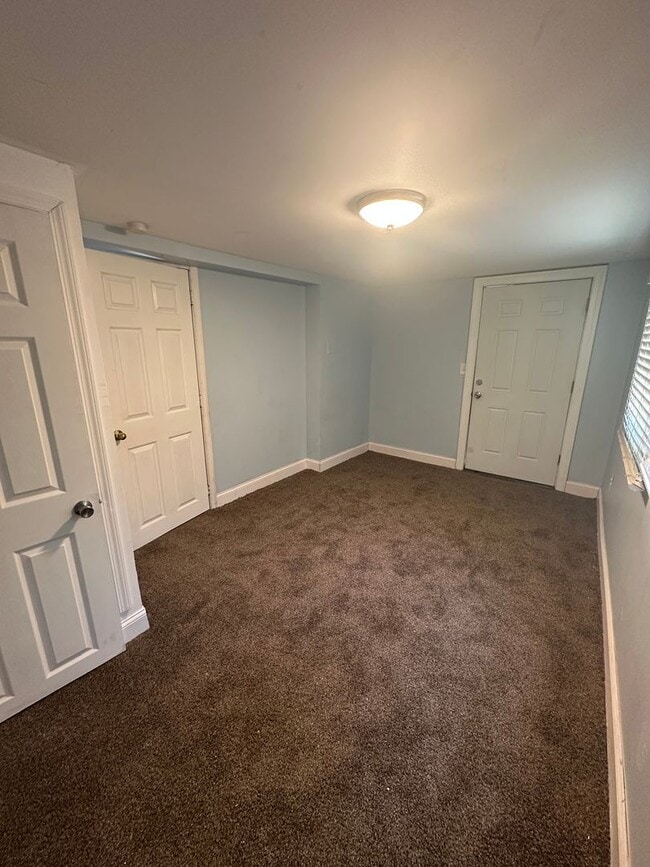 Foto del edificio - 4 Bed, 1 Bath Row home